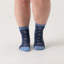 Load image into Gallery viewer, WOMEN'S FOLIAGE CREW SOCK
