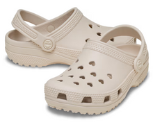 Load image into Gallery viewer, KIDS' CLASSIC HEARTS CUT OUT CLOG
