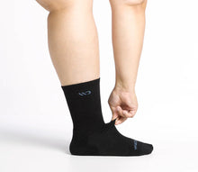 Load image into Gallery viewer, WOMEN'S SOLID CUSHION CREW SOCK

