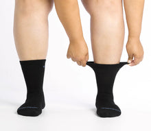Load image into Gallery viewer, WOMEN'S SOLID CUSHION CREW SOCK
