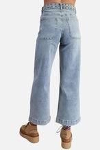 Load image into Gallery viewer, STUDDED JEANS
